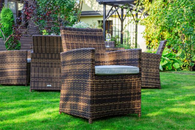 Обеденный комплект FIONA из искусственного ротанга в коричневом цвете