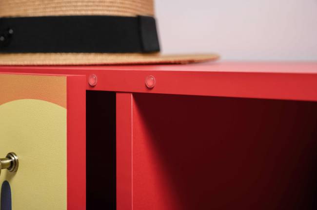 Комод-тумба Кармин 16.230.03 цвет красный/белый, фасады с рисунком Бразильские домики Комод-тумба Кармин 16.230.03 цвет красный/белый, фасады с рисунком Бразильские домики